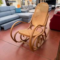 Sedia a dondolo in rattan