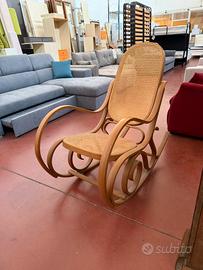 Sedia a dondolo in rattan