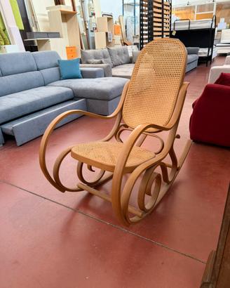 Sedia a dondolo in rattan