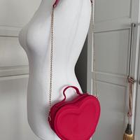 Buorsa a forna di cuore rossa