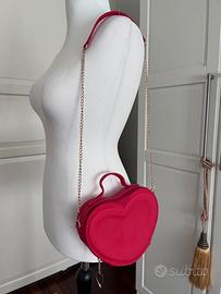 Buorsa a forna di cuore rossa