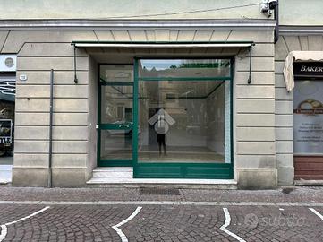 NEGOZIO A TORTONA