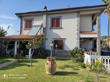Villa 2 piani 220mq Giardino 400mq Cortile 200mq
