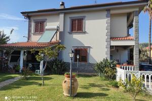 Villa 2 piani 220mq Giardino 400mq Cortile 200mq