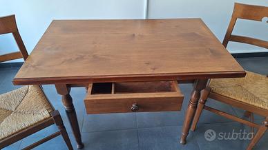 Tavolo in legno con seggiole