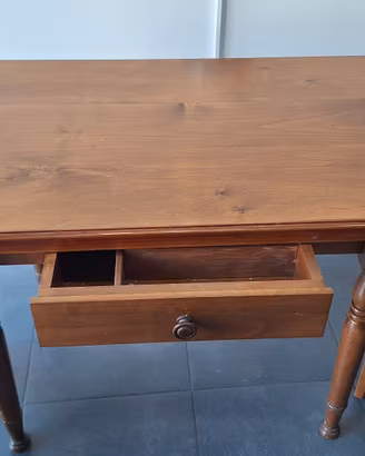Tavolo in legno con seggiole