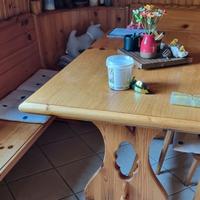 Tavolo con cassapanca e sedie