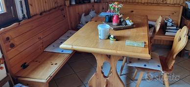 Tavolo con cassapanca e sedie