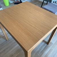 Tavolo in legno con sedie in legno bianco