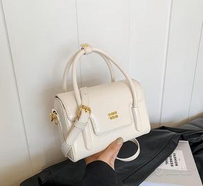 borsa a mano e tracolla bianco con charm ciliegie