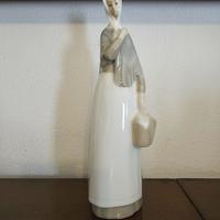 Rara statuina in porcellana Tang "La lattaia"