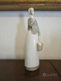 Rara statuina in porcellana Tang "La lattaia"