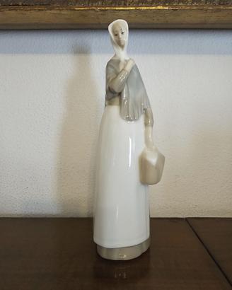 Rara statuina in porcellana Tang "La lattaia"