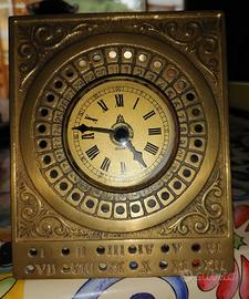 Orologio in Ottone da appoggio, con calendario per