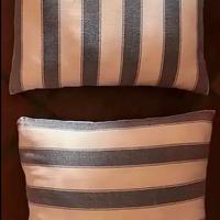 Cuscini a righe bianchi e blu