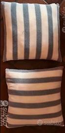 Cuscini a righe bianchi e blu
