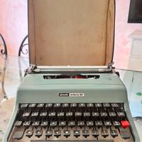 Macchina da scrivere Olivetti numero 32