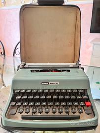 Macchina da scrivere Olivetti numero 32