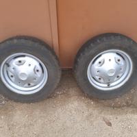 due ruote complete e diversi copertoni. 