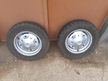 due ruote complete e diversi copertoni. 