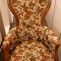 Poltrona in legno imbottita rivestita in tessuto