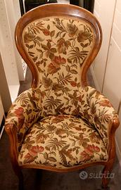 Poltrona in legno imbottita rivestita in tessuto
