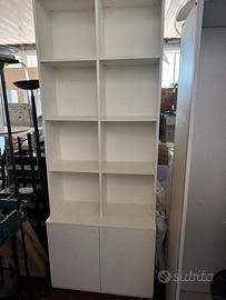 Libreria a 4 livelli con armadietto ad antine