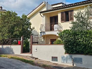 Villeta panoramica con giardino per brevi periordi