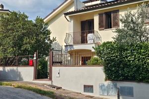 Villeta panoramica con giardino per brevi periordi