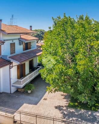 VILLA A SCHIERA A SERMONETA