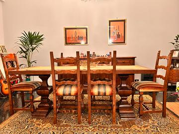 Tavolo con le sedie e credenza