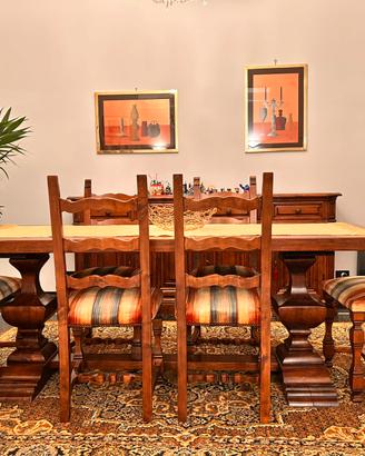 Tavolo con le sedie e credenza