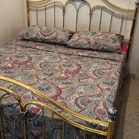 Letto matrimoniale.