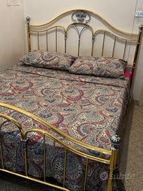 Letto matrimoniale.