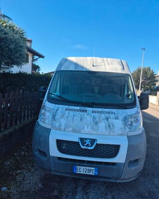 Peugeot boxer con inizio camperizzazione