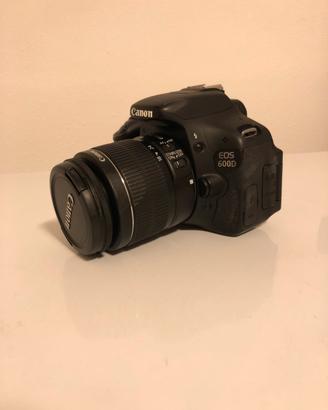 Fotocamera Canon 600D con obiettivi