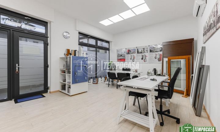 NEGOZIO A DUE LUCI COMPLETAMENTE RISTRUTTURATO