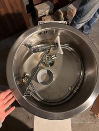 Lavello con rubinetto cucina