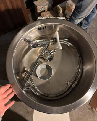 Lavello con rubinetto cucina