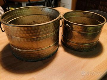 Coppia portavasi ottone martellato