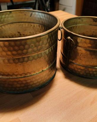 Coppia portavasi ottone martellato