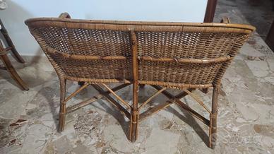 divanetto antico con tavolino