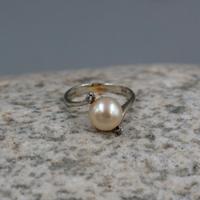 Anello IN Oro Bianco Con Perla E Brillanti