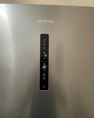 Frigorifero smeg in inox con display touch
