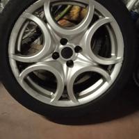 un cerchio alfa mito in lega