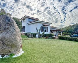 Villa con piscina vicino alla città