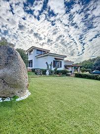 Villa con piscina vicino alla città