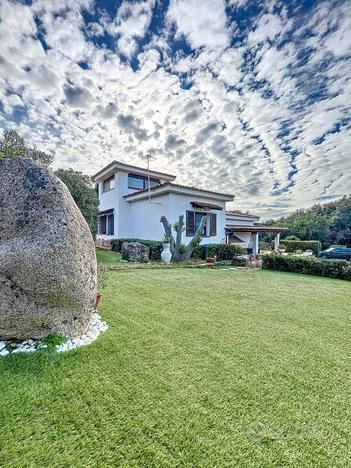 Villa con piscina vicino alla città