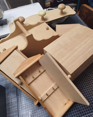 Oggetti vari in legno grezzo da decorare