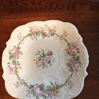 Antico piatto inglese con decoro "Dresden Wreath" 